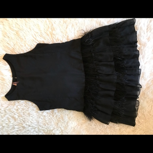 Straight black dress with feathers and ruffles - Picture 1 of 3